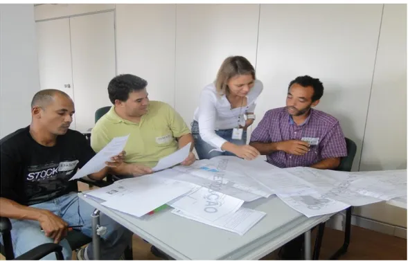 Figura 4. Trabalhadores alunos fazendo leitura de projetos no Programa CERTIFIC . 