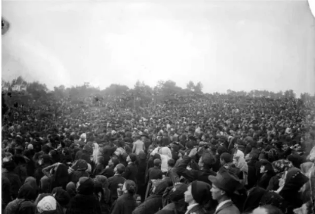 Fig. 4. – Um aspecto da multidão de dezenas de milhar de pessoas que presenciaram os  fenómenos meteorológicos de 13 de Outubro de 1917, numa fotografia da época [Arquivo do 