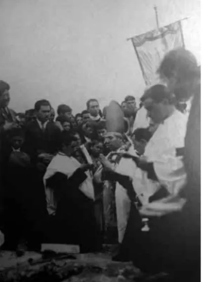 Fig. 11- Carlos Azevedo Mendes na ponta  esquerda, com as correntes de couro de Servita.