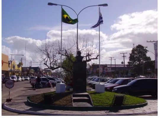 FOTO 9 – Canteiro central: à esquerda o lado uruguaio e à direita o lado brasileiro   (as bandeiras são hasteadas, ao lado dos bustos de Gervasio Artigas e Barão do Rio  Branco – que não consta na foto - e de forma “invertida” somente em datas cívicas) 