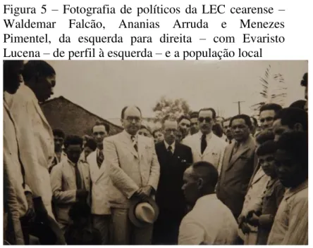 Figura  5  –   Fotografia  de  políticos  da  LEC  cearense  – Waldemar  Falcão,  Ananias  Arruda  e  Menezes  Pimentel,  da  esquerda  para  direita  –   com  Evaristo  Lucena – de perfil à esquerda – e a população local 