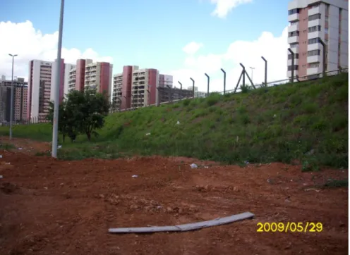 Foto 11: Área Pública localizada em frente à Edificação em Construção em Águas  Claras que serve como área de empréstimo da obra da EMP B