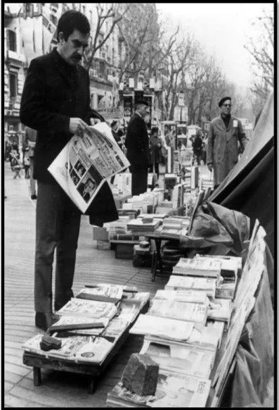 Foto 5: Devorador de Jornais: Gabo em Paris nos anos 60. Leitura diária de quatro matutinos  Crédito: Arquivo FNPI 