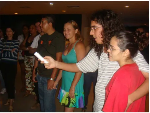 Figura 6: Participação da audiência manipulando Wiimotes na estreia do Ensaio em João Pessoa (PB)