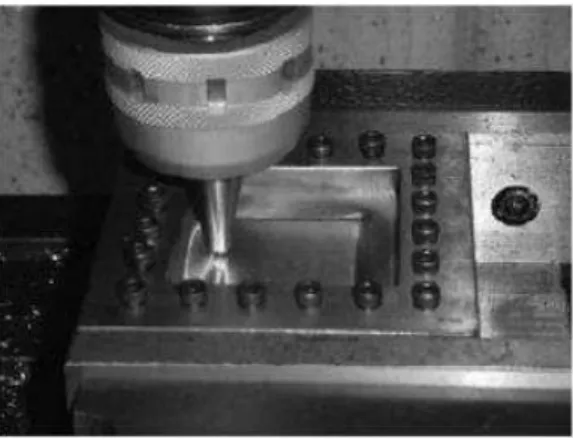 Figura 1.1 – Exemplo de Estampagem Incremental por CNC (KIM et al, 2002) 