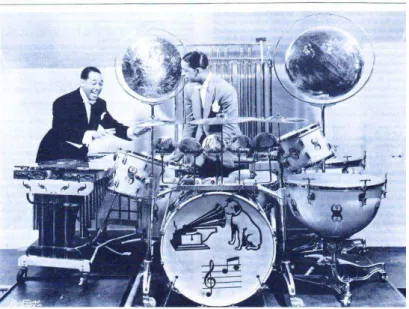 Figura 10: O maestro Duke Ellington (esq) com o baterista Sony Greer (dir) e o setup de  bateria com vários instrumentos adicionados