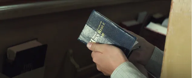 Figura 17: Chris Kyle adulto carrega a Bíblia na sua primeira expedição ao Iraque.