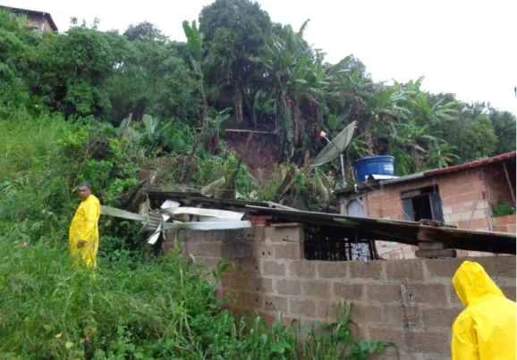 Foto 5: Visita da defesa civil em área com ocorrência no Morro do Piolho. 