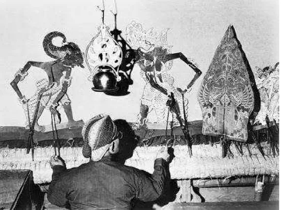 Figura 4: Um Dalang atuando em um Wayang em Java por volta de 1890. 