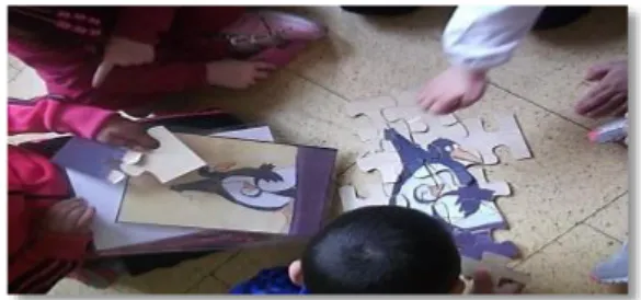 Figura 2. As crianças constroem o puzzle da história