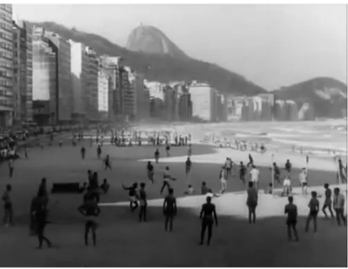 Figura 4: Pessoas jogam futebol em praia carioca  