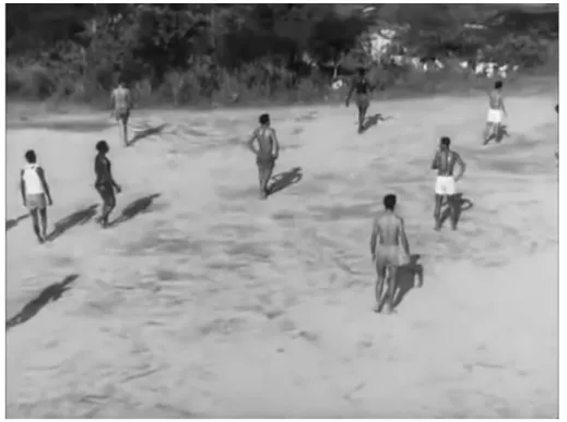 Figura 6: Garrincha e os amigos jogam no campinho da cidade de Pau Grande 