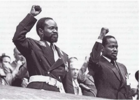 Figura 5. Samora Machel, o primeiro Presidente de Moçambique. À direita: Joaquim Chissano (AIM)