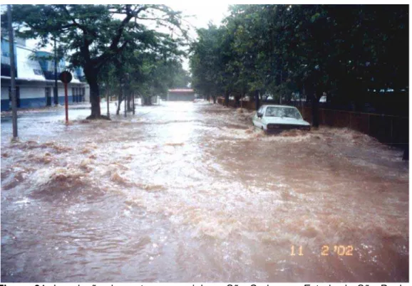 Figura 01: Inundação do centro comercial em São Carlos, no Estado de São Paulo,  em 2002 na Avenida Comendador Alfredo Maffei