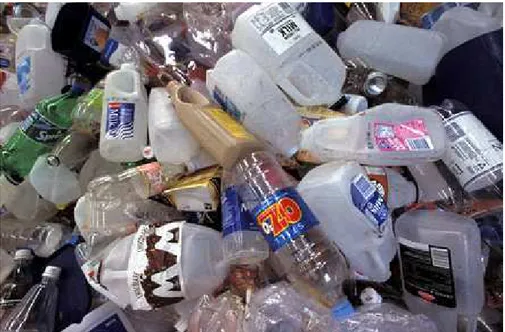Figura 1.11 – Objetos plásticos descartados em um aterro sanitário  26 
