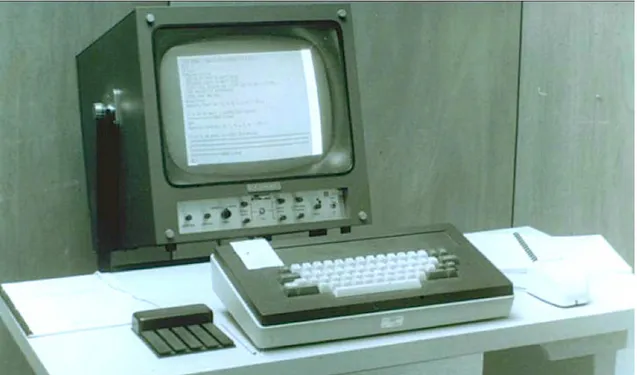 Figura 8: Estação de trabalho com mouse e teclado interativos, desenvolvida pela equipe de Engelbart (1967)   (Fonte: &lt;http://dougengelbart.org/firsts/keyset.html&gt; Acesso em: 9 Fev