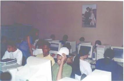 Foto 1 – Alunos na sala de informática tendo as primeiras noções de uso do computador e da Internet, a  partir da telecolaboração no projeto “Mi Lugar” 