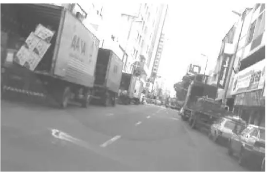 Figura 4.2: Avenida Afonso Pena – caminhões ocupam  estacionamento para veículos particulares.