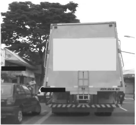 Figura 4.4: Caminhão estacionado em faixa dupla – veículo particular ocupando vaga carga/descarga.