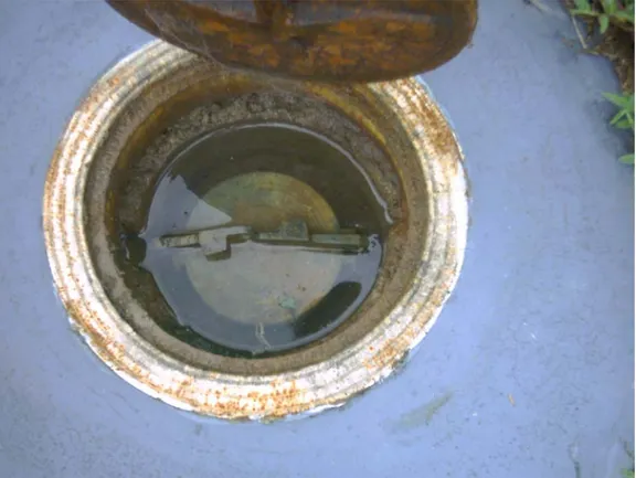 Foto 5: Detalhe do poço de monitoramento da água subterrânea. 