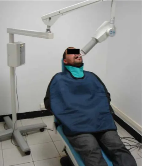 Figura 4.1-Paciente posicionado para realização do exame radiográfico periapical pela técnica do  paralelismo com o posicionador intrabucal tipo Hanshin (Jon, Brasil)