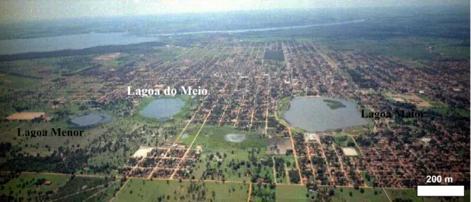 Figura 2.4 -  Fotografia aérea das lagoas e do núcleo urbano de Três Lagoas, MS. Ao fundo, no Rio  Paraná, a Usina Hidrelétrica Engenheiro Souza Dias (Jupiá)