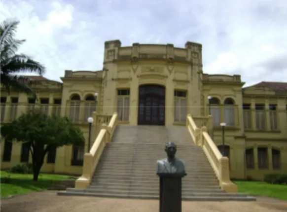 Figura  7  –  Vista  frontal  da  escola,  com  destaque  de  sua  bela  escadaria  e  um  busto do Dr