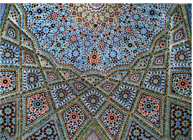 Figura 16 – Decoração de teto em azulejaria, período Qajar (1794-1925). Mesquita de Nasr ol Molk em Shiraz, Irã.