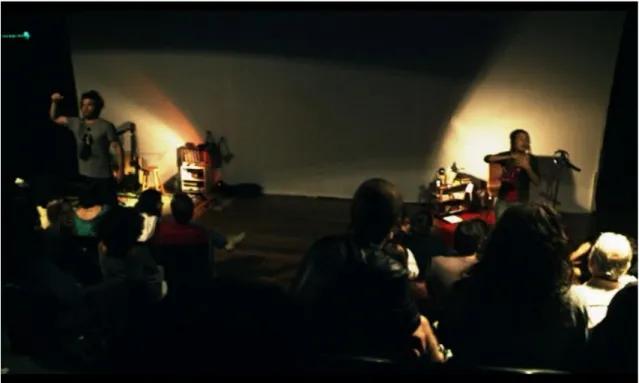 Figura  12.  Espetáculo  Festa  de  Separação  –   Janaina  Leite  e  Fepa.  Imagem  congelada  da  gravação  em  DVD