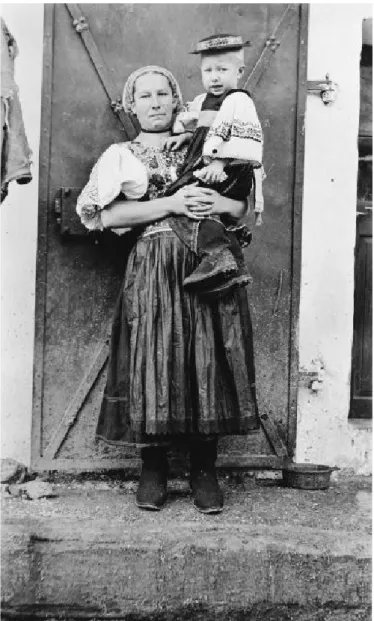 Figura 3 - Fotografia etnográfica de camponeses retirada por Bartók no ano de 1915 em Poniky,  atualmente situada na Eslováquia