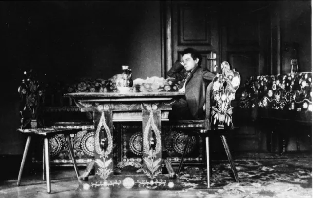 Figura 5 - Bartók posando em mobília de estilo camponês de sua casa em Budapeste, 1908