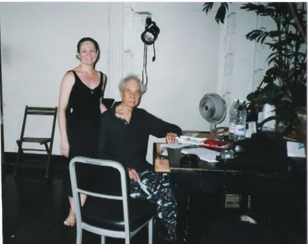 Figura 1 –  Fotografia de Gícia Amorim e Merce Cunningham, no  Studio de Merce Cunningham, em Nova Iorque, no  verão de 2000