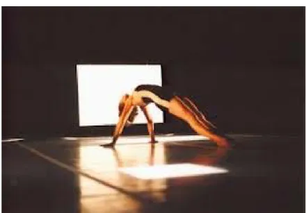 Figura 4 –  Fotografia de Gícia Amorim na coreografia Fluxion II,  no Rumos Itaú Cultural Dança 2003
