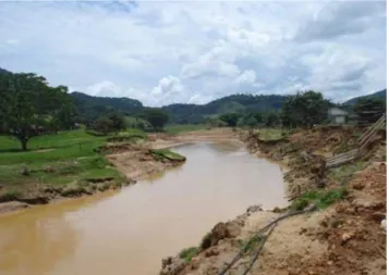 Figura 20: Erosão das margens do rio Luís Alves pelo fluxo torrencial ocorrido em novembro de 2008   - Bairro Rio do Peixe 