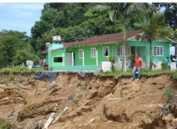 Figura 23: Casa danificada por causa de deslizamento das margens do rio - Bairro Rio do Peixe 