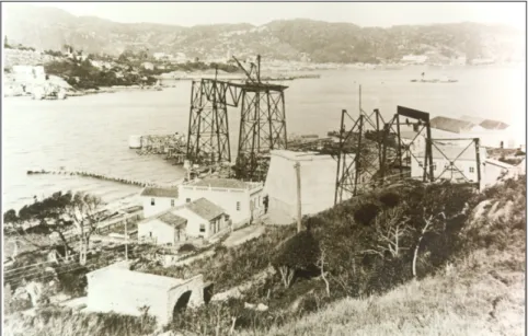 Figura  7  –  Início  da  construção  da  ponte  Hercílio  Luz,  1922.  No  canto  inferior  esquerdo,  vista  de  túnel  com  cobertura abobadada, estrutura que pertenceu ao Forte de São João do Estreito