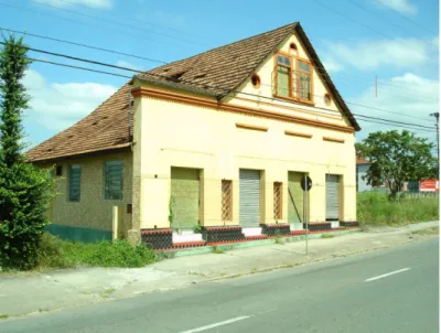 Figura 4 – “Casa Amarela”, edificação inclusa na lista  de Unidades de  Interesses de Preservação de Joinville,  que se localizava no terreno comprado pelo Grupo Angeloni