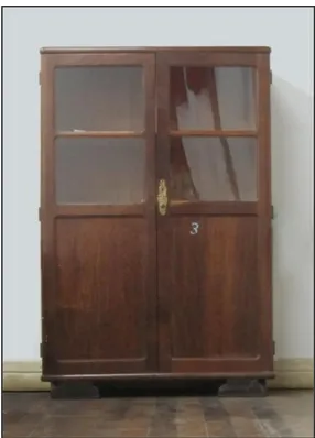 Figura  3  –  Armário  em  madeira  com  portas  de  vidro 