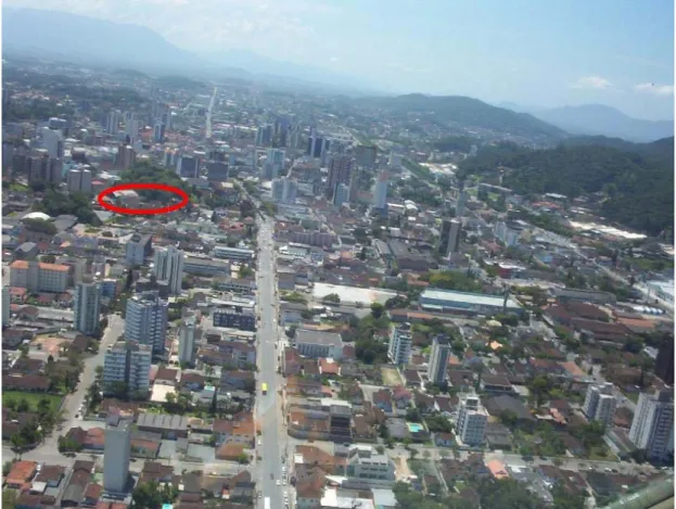 Foto 1 - Vista aérea parcial da cidade de Joinville e localização da escola, locus da pesquisa