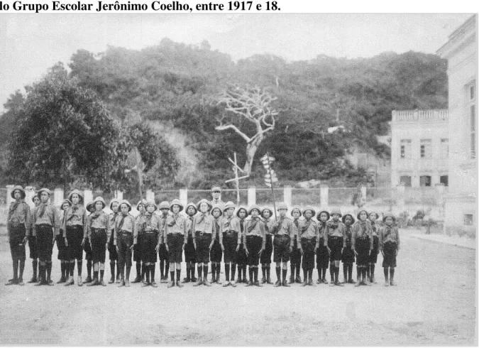 Ilustração 11: Escoteiros de Laguna, tendo René Rollin ao centro. Laguna, dependências  do Grupo Escolar Jerônimo Coelho, entre 1917 e 18
