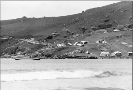 FIGURA 4 - Primeiros turistas, na década de 1970: Morro da Vigia – canto sul da Praia de Garopaba  Fonte: http://ferrugem.org/