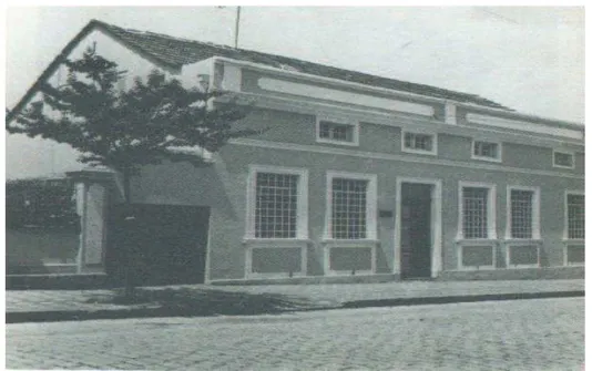 Figura 1 - Fachada do prédio escolar onde se iniciaram as atividades do Colégio  Internacional de Curitiba, PR 