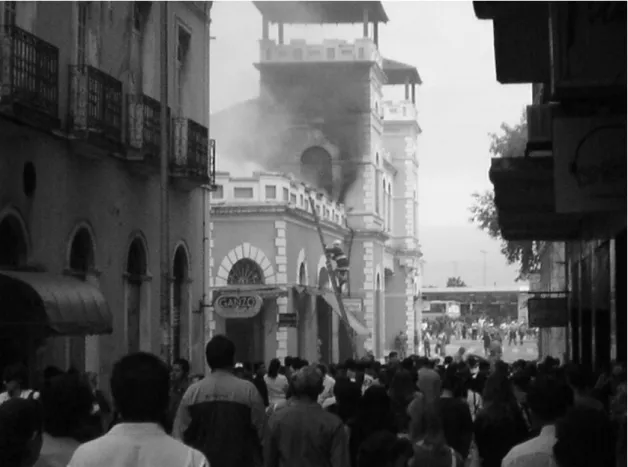 Foto  10  -  Mercado  em  chamas  e  bombeiros  em  ação  no  dia  19/08/2005,  visão  da  rua  Jerônimo Coelho em direção ao TICEN