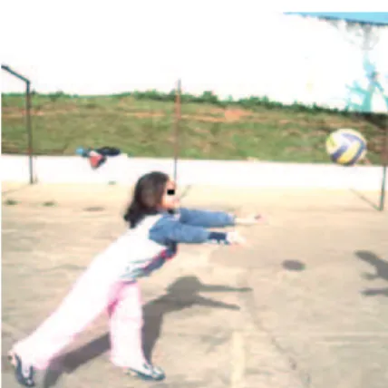 Figura 18 – Foto da aluna jogando bola  Figura 19 – Foto da aluna jogando bola com  a tala de punho