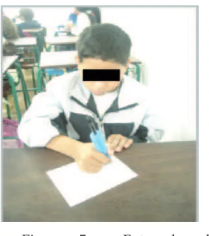 Figura 4 - Foto do aluno escrevendo  Figura  5  –  Foto  do  aluno  escrevendo com o engrossador