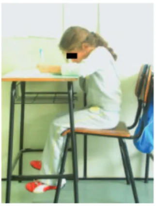 Figura 6 - Foto da aluna sentada em sala de aula  Figura 7 – Foto da aluna sentada  na ! leira do canto da sala 2