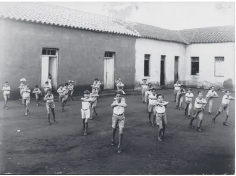 FIGURA 2 - Alunos praticando ginástica em Rio Verde na década de 40.
