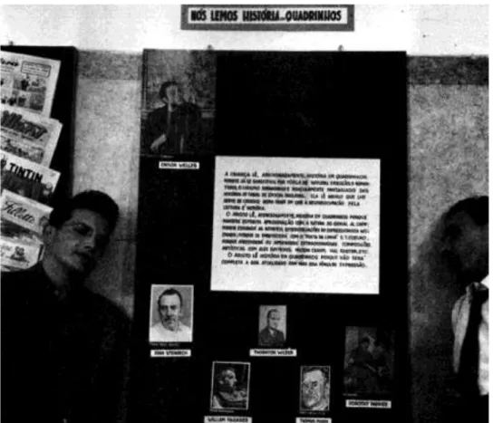Figura  02:  Syllas  Roberg  (esq)  e  Miguel  Penteado  diante  do  painel  “Nós  Lemos  Quadrinhos”, na 1ª Exposição Mundial de Quadrihos, em 1951 