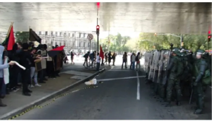 Figura 2: fotograma marcando uma separação entre manifestantes e militares nas ruas. 