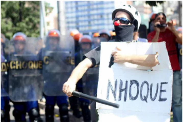 Figura 1: fotografia de protesto durante parada militar e estudantil pelas celebrações   do 7 de setembro em Porto Alegre.